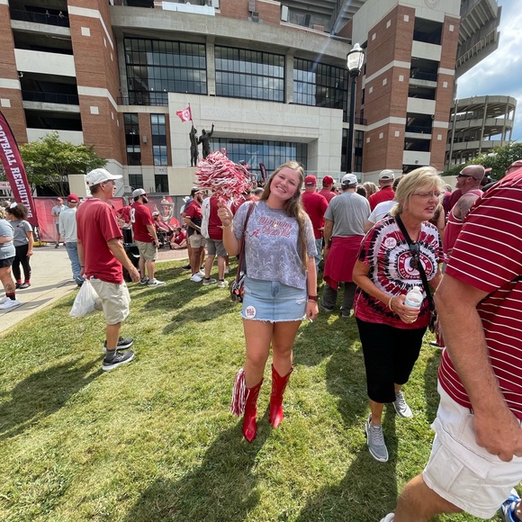 Meet your Posher, Caitlin - Picture 4 of 5